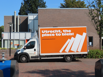 850982 Afbeelding van een bestelbus van Bibliotheek Utrecht, met op de laadbak de tekst: 'Utrecht, the place to bieb!', ...